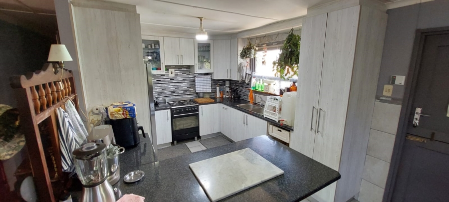 6 Bedroom Property for Sale in Paradise Beach Eastern Cape